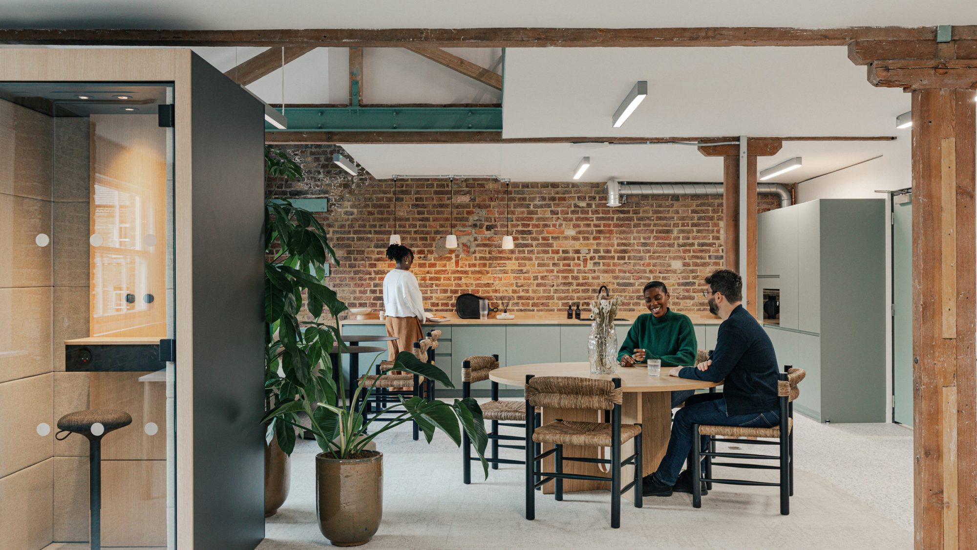people-socialising-in-tea-point-within-knotel-tenant-ready-space